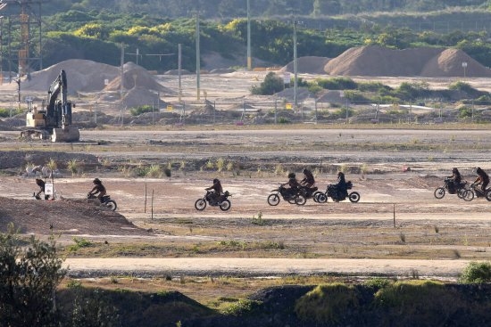 《疯狂的麦克斯：弗瑞奥萨》首曝片场照 荒漠废土、野摩飞驰