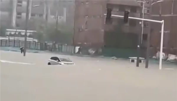 安阳暴雨水淹街道 比亚迪海豚“河中游泳”