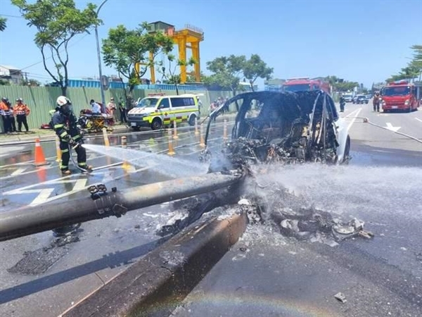 驾特斯拉Model X车祸后 林志颖首次露面：已恢复状态