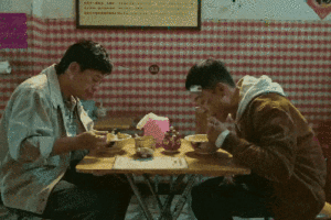 《狂飙》导演回应吃肠粉不加酱油：妆容易脏 抱歉了