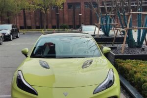国产纯电两门跑车！哪吒E实车亮相：动力暴躁