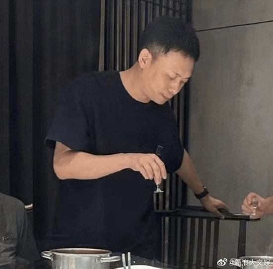 张译《狂飙》热播后首露面：与网友合影笑容腼腆