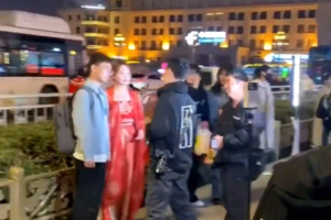 男子辞职摆摊拍照 1月内激增14家同行 建议大家好好上班
