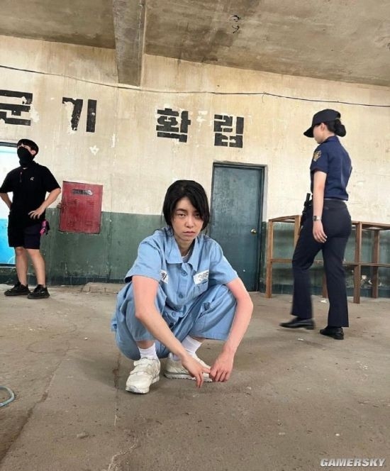 《黑暗荣耀》女反派晒幕后照 监狱中歪嘴看向镜