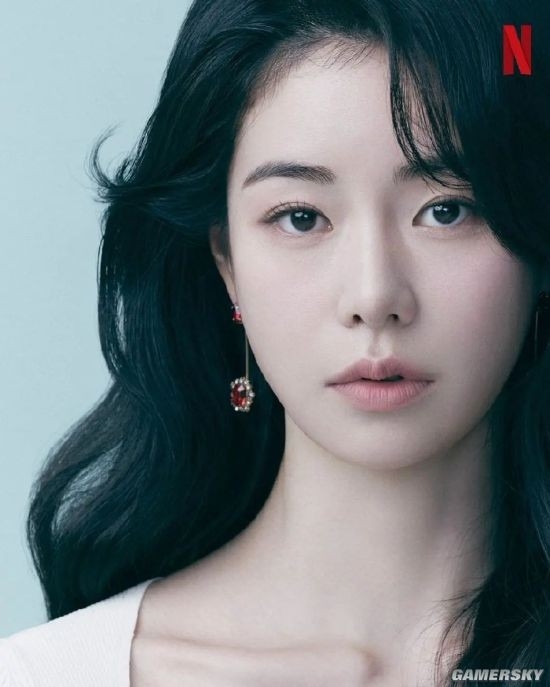 《黑暗荣耀》女反派晒幕后照 监狱中歪嘴看向镜