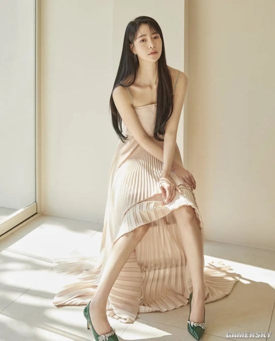 《黑暗荣耀》女反派晒幕后照 监狱中歪嘴看向镜