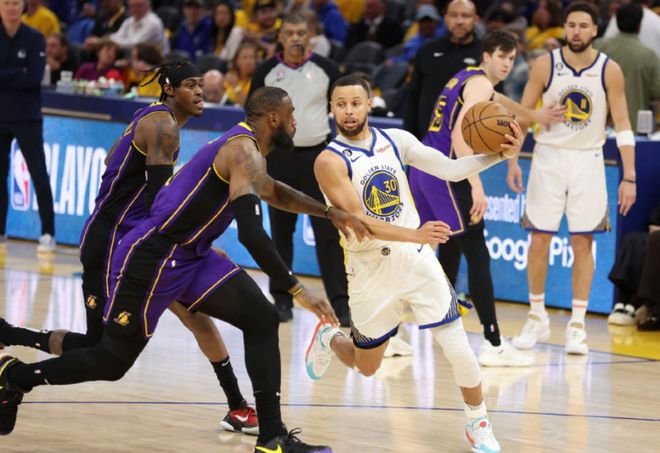 NBA诞生4组2-1！湖人绿军渐入佳境，76人遭重创，詹眉逆天改命插图7