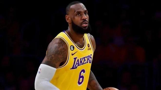 NBA午报｜湖人可能一走一留 欧文暂不做决定 绿军大将受伤插图